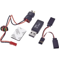 Ein USB-Adapter mit verschiedenen Anschlüssen und Kabeln zur Verbindung elektronischer Geräte, inklusive Klebepad und Ferritkern.